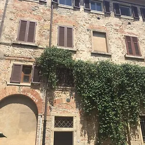 https://lauretta.it-tuscanyhotel.com